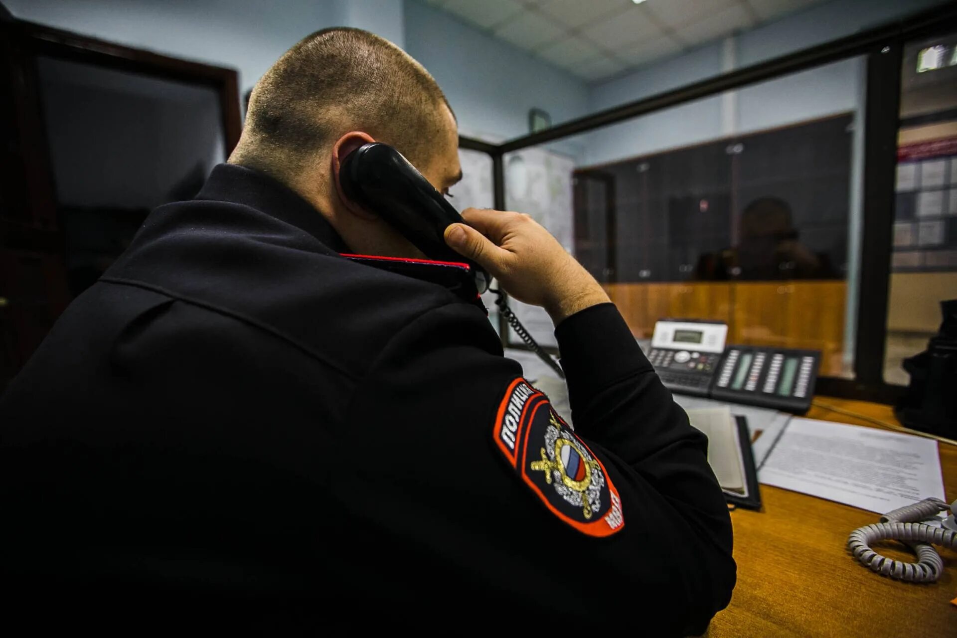 Поиск полиции. Сотрудник полиции. полицейский с телефоном. оперативный сотрудник полиции. полиция ищет.