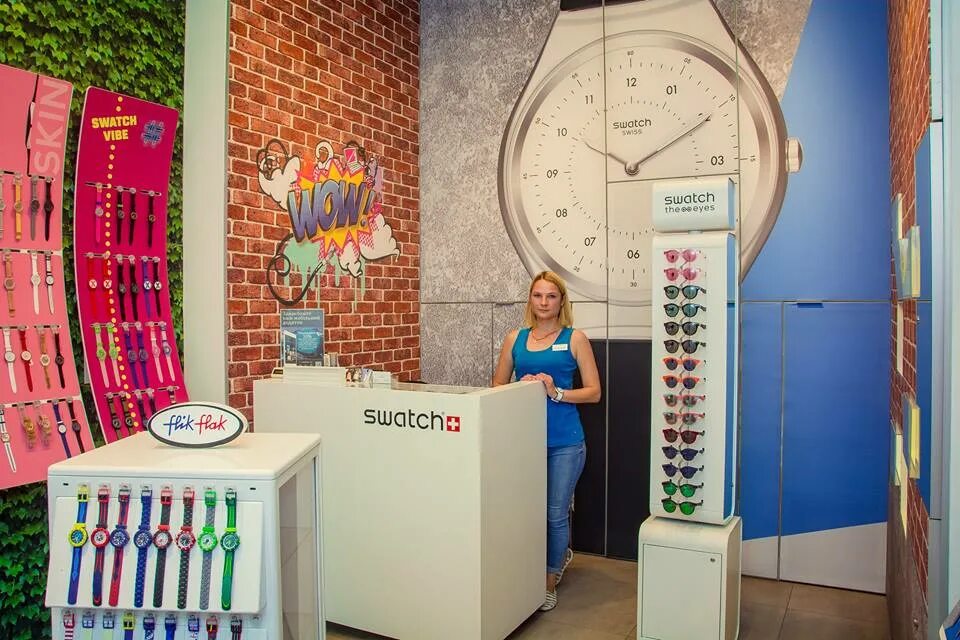Swatch в санкт петербурге. Swatch охотный ряд. swatch магазин. swatch витрина магазина. витрина часов swatch.