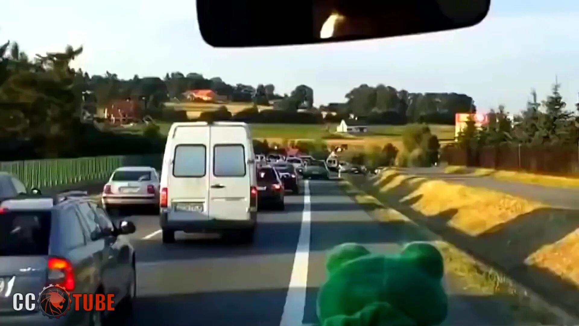 включай быстренько. пропускают скорую. уступи дорогу скорой помощи. включи скорей пропусти. пропусти скорую спаси жизнь.