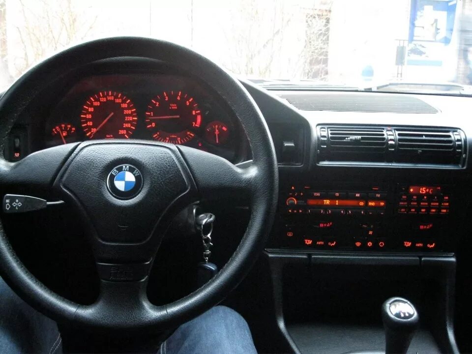 Часы бмв е34. За рулём bmw e34. bmw e34 салон. торпеда бмв е34. bmw e34 панель.