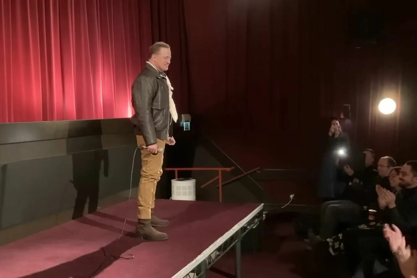 Поблагодарив зрителей артисты. Поблагодарив зрителей артисты. Примадонны спектакль тамбов. Поблагодарив зрителей артисты. Звезда на сцене прыжки.