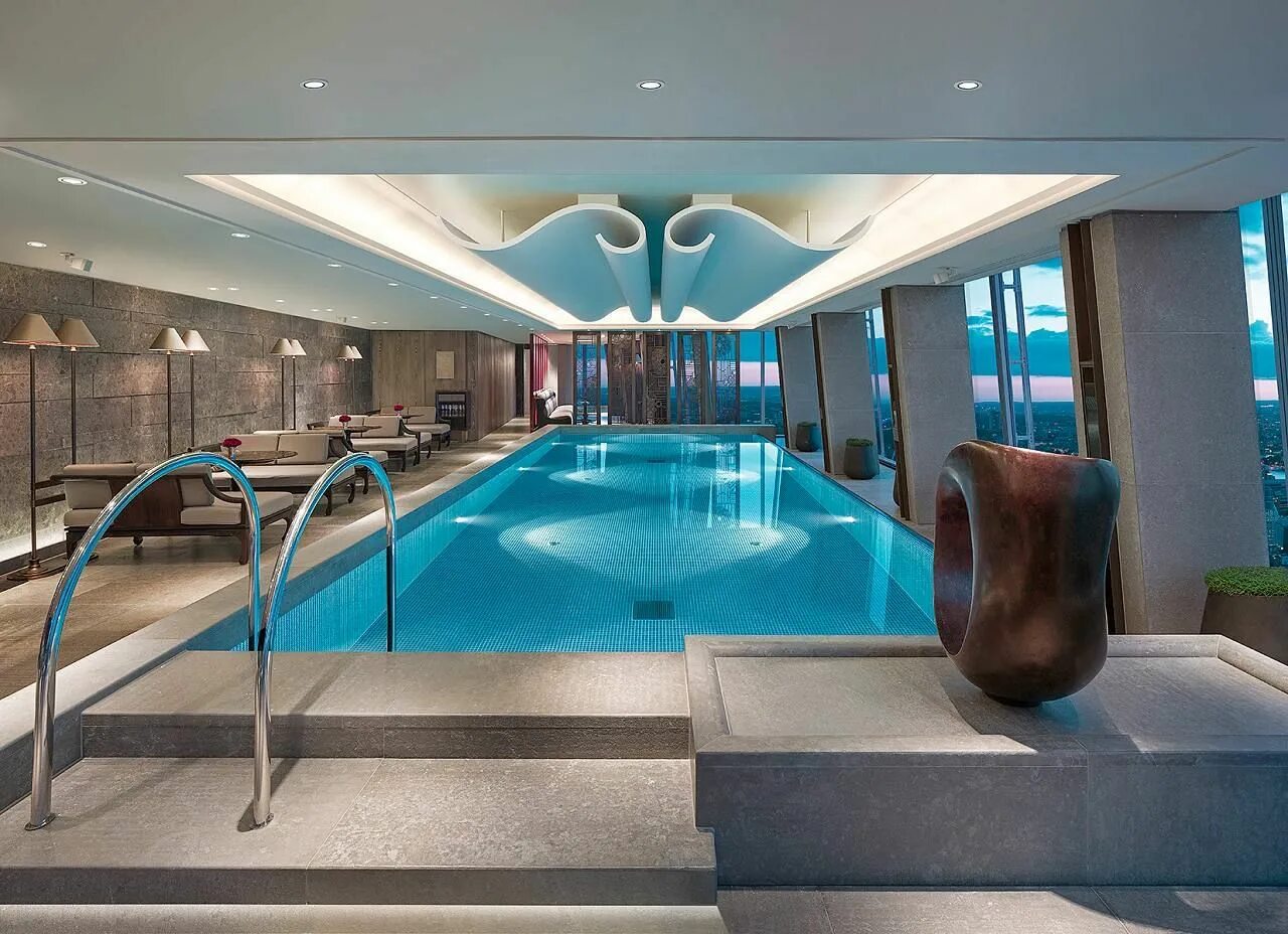 Отель с бассейном. Бассейн отель «Hotel Kämp» в Хельсинки. Бассейн Aura Skypool. Красивый бассейн. Бассейн в гостинице.