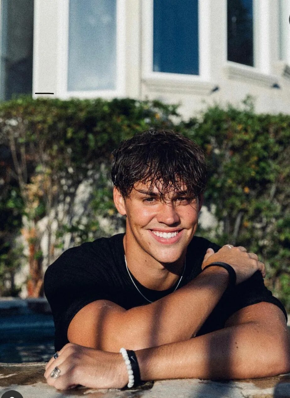 Мальчик лежит на траве. Мечта мальчика. Ребята мечта. Девочка в самолете. Человек мечтает.