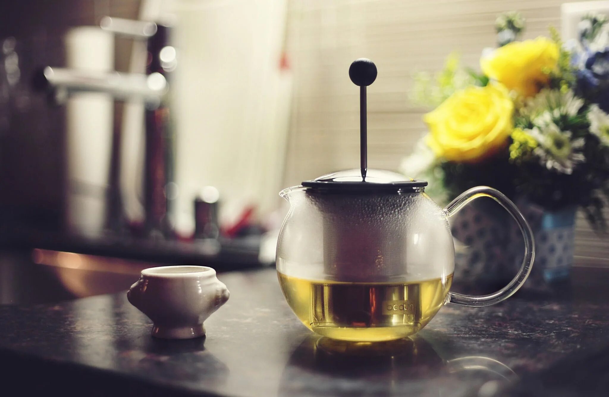 Зеленый чай вечером. Чай. Чай в чайнике. Чашка чая. Чай в кружке.