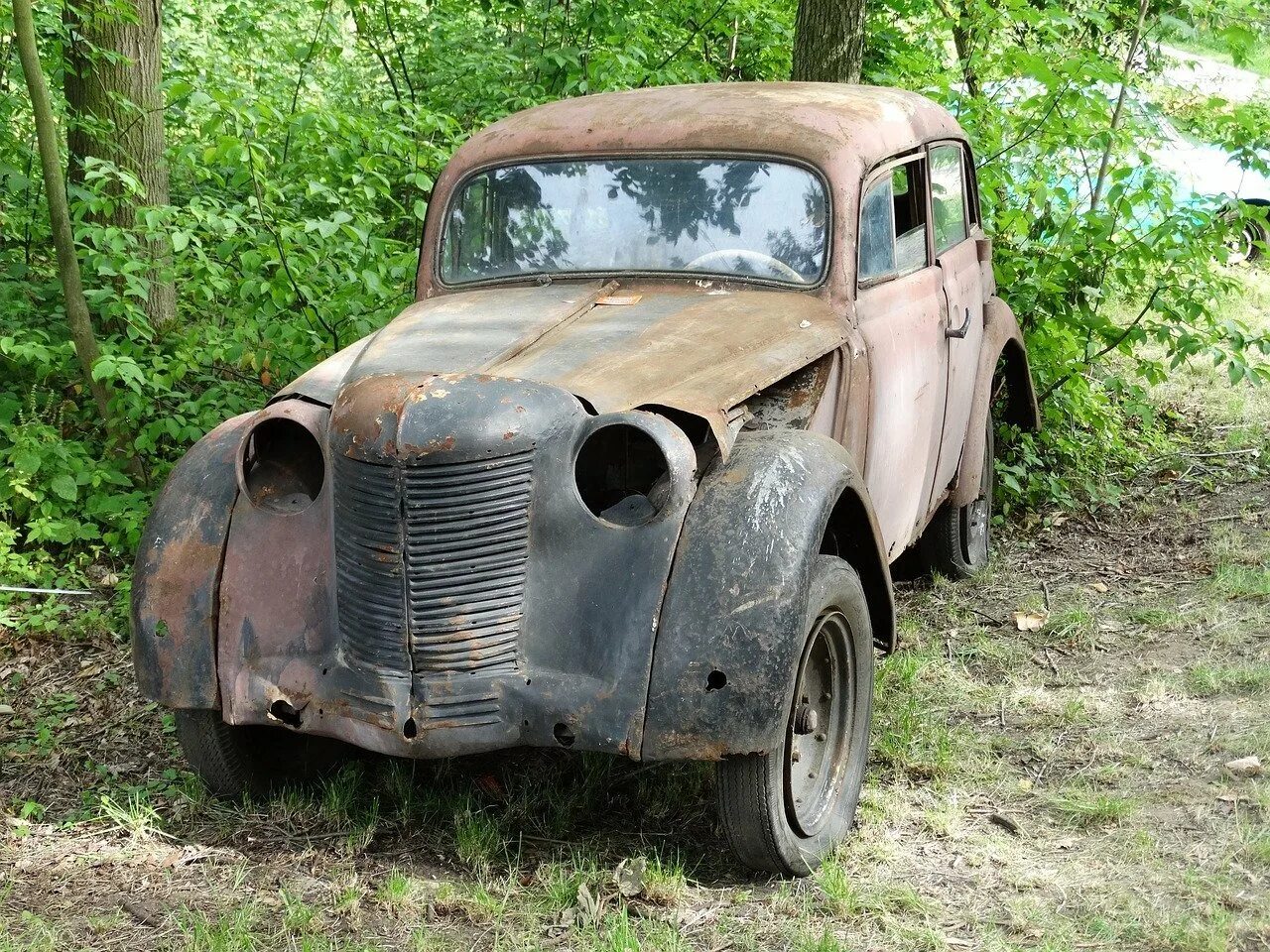 Пробег старых автомобилей. Старинные автомобили. Старые машины. Самая Старая машина. Ржавая машина.