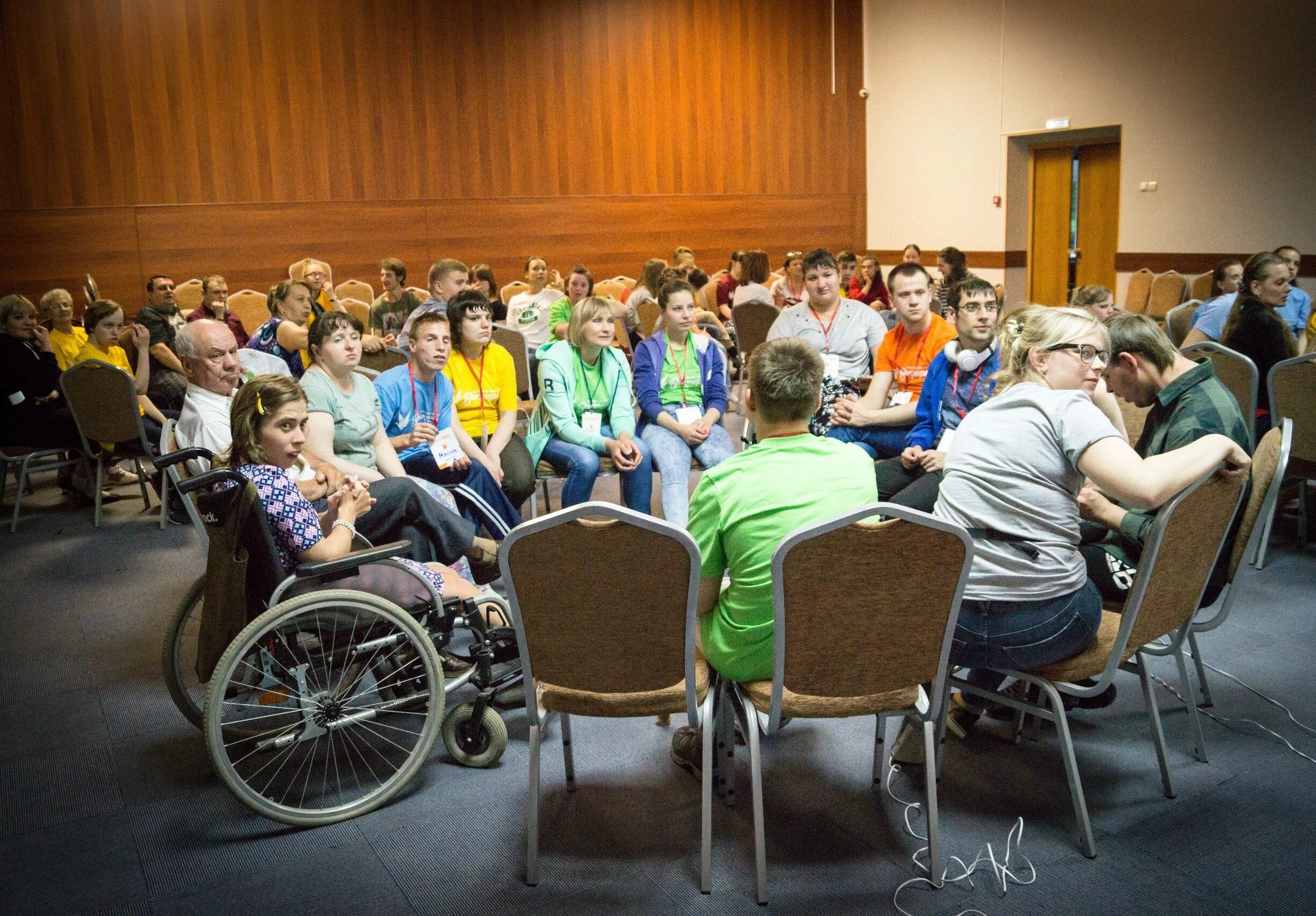 люди с овз тренируются. фестиваль людей с ограниченными возможностями. мальчик инвалид. люди с инвалидностью. лужники фестиваль.