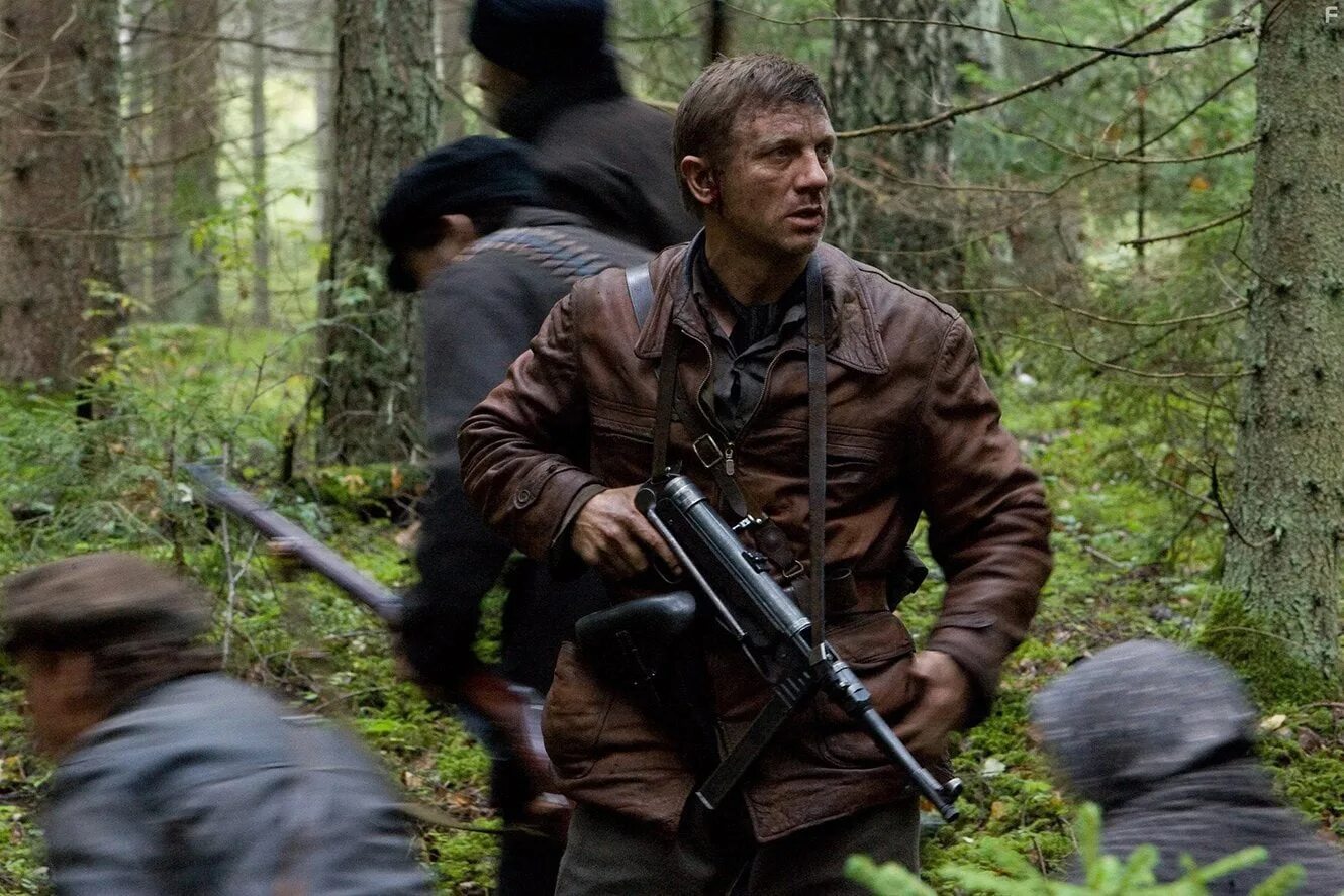 Боевик приключение новинка. Defiance 2009 Daniel Craig.