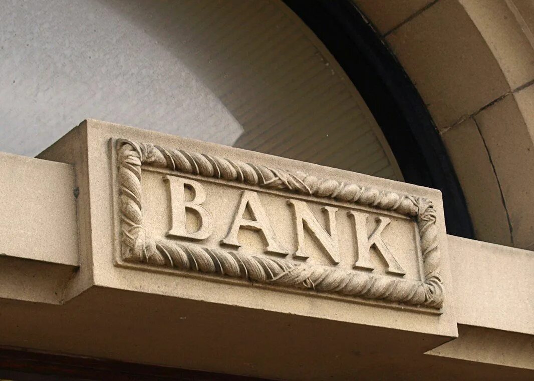 Солнечный большой камень. Bank or shore. Stone bank. Камень соледад. Green bank pictures.