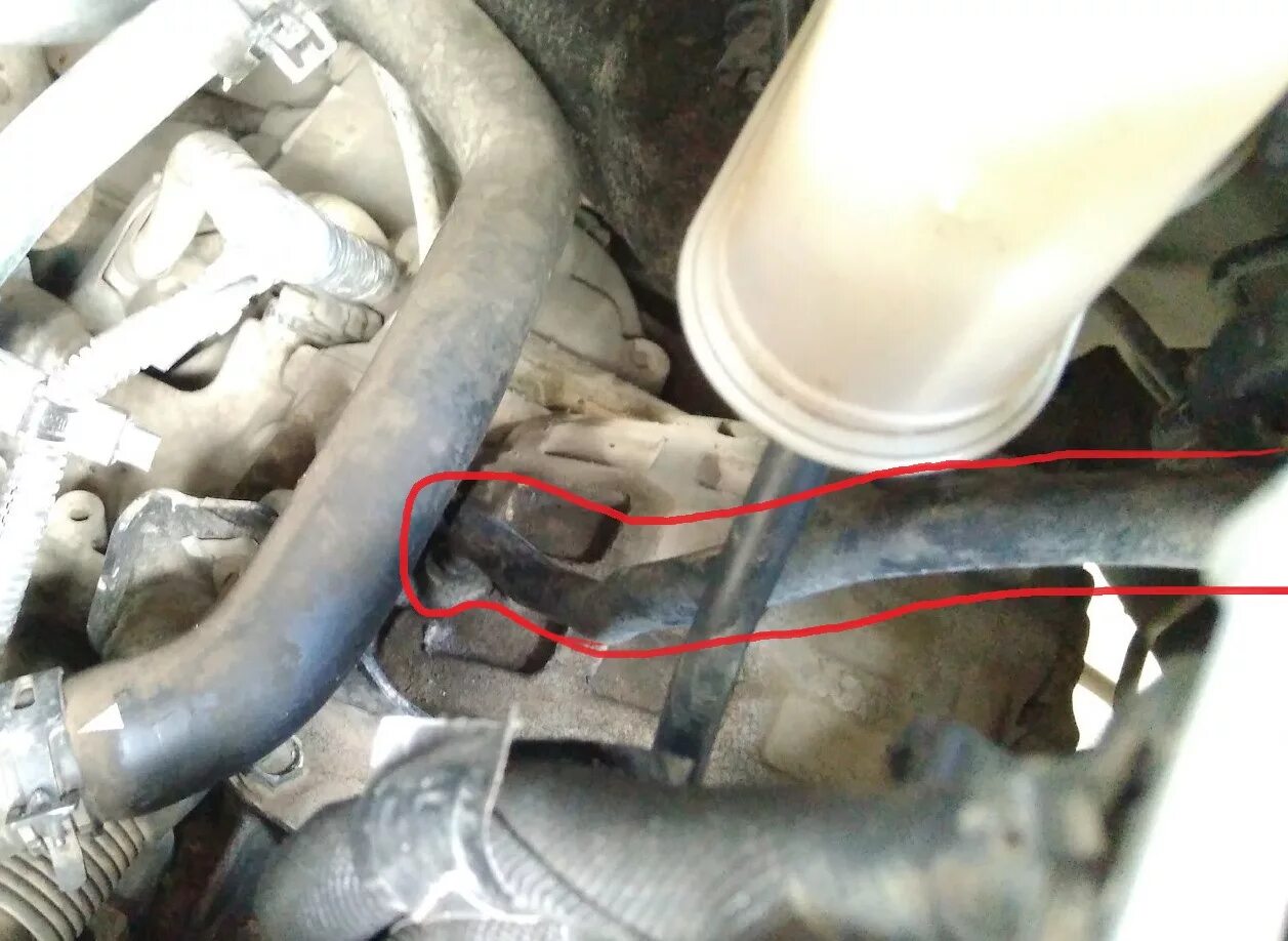 Где сапун на ниссане. Nissan qashqai j10 нижний патрубок. шланг акпп qashqai j10. сапуны акпп nissan expert. шланг акпп ниссан кашкай 2013.