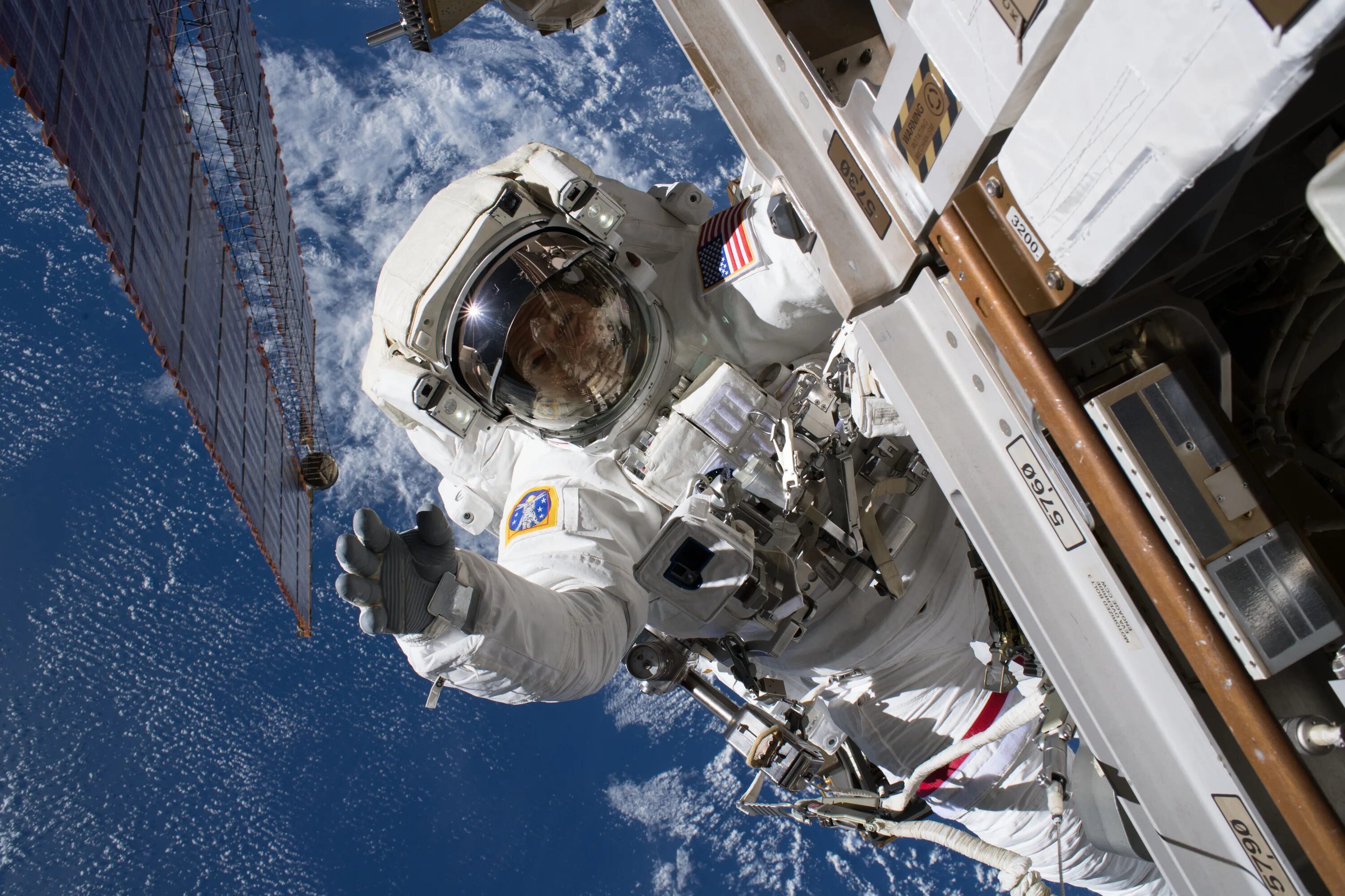 НАСА МКС. Космос NASA МКС. Станция НАСА В космосе. Космонавты в космическом корабле.