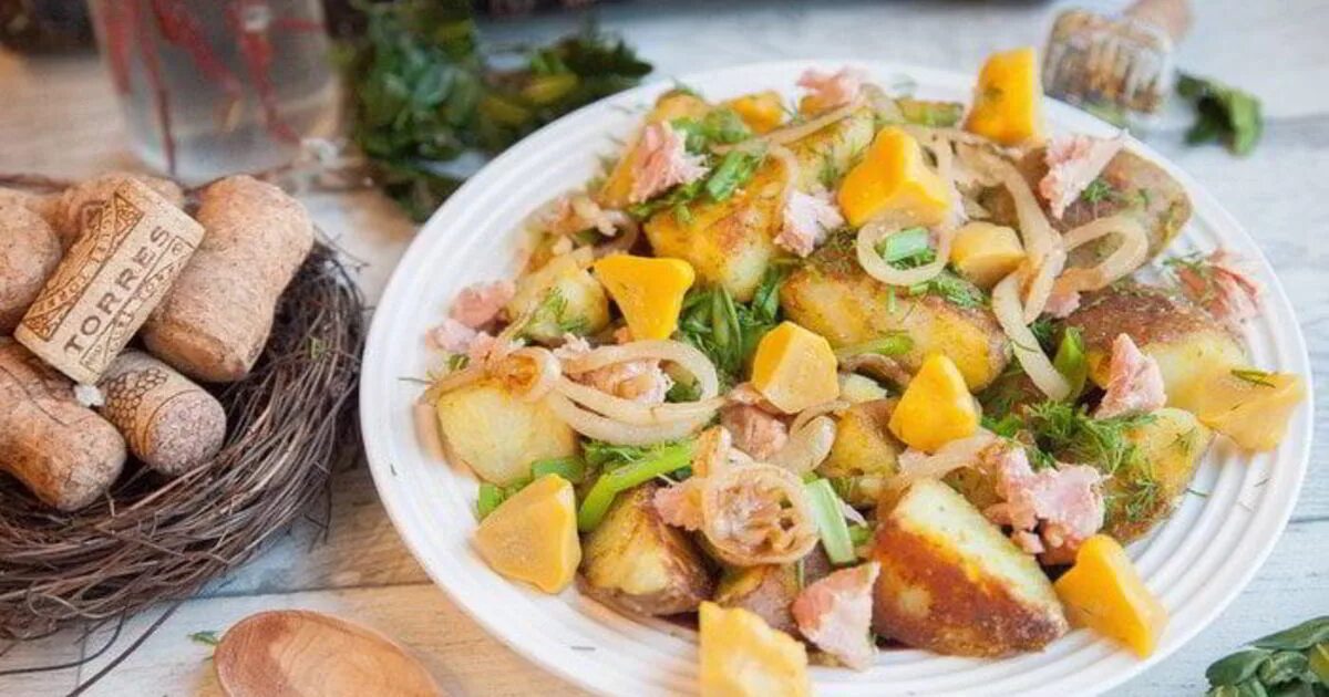 Картошка с тунцом консервированным. Салат с тунцом и картофелем. тунец с картошкой. картофельный салат с тунцом. салат с тунцом жареной картошечки.