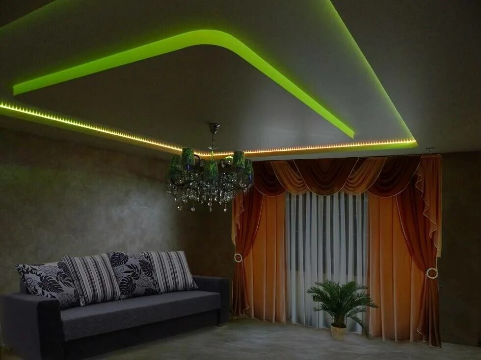 Натяжные двухуровневые с подсветкой. Двухуровневый потолок с подсветкой. Многоуровневые натяжные потолки. Многоуровневый потолок с подсветкой. Двухуровневый потолок слот 80 с подсветкой.