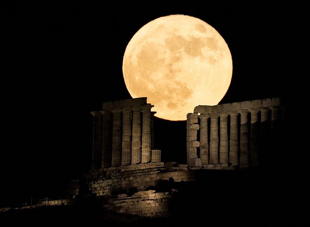 Вечерняя луна. Волчье полнолуние 2022. Суперлуние в 2021 москва. Суперлуние в 2021. Лунный цветок.