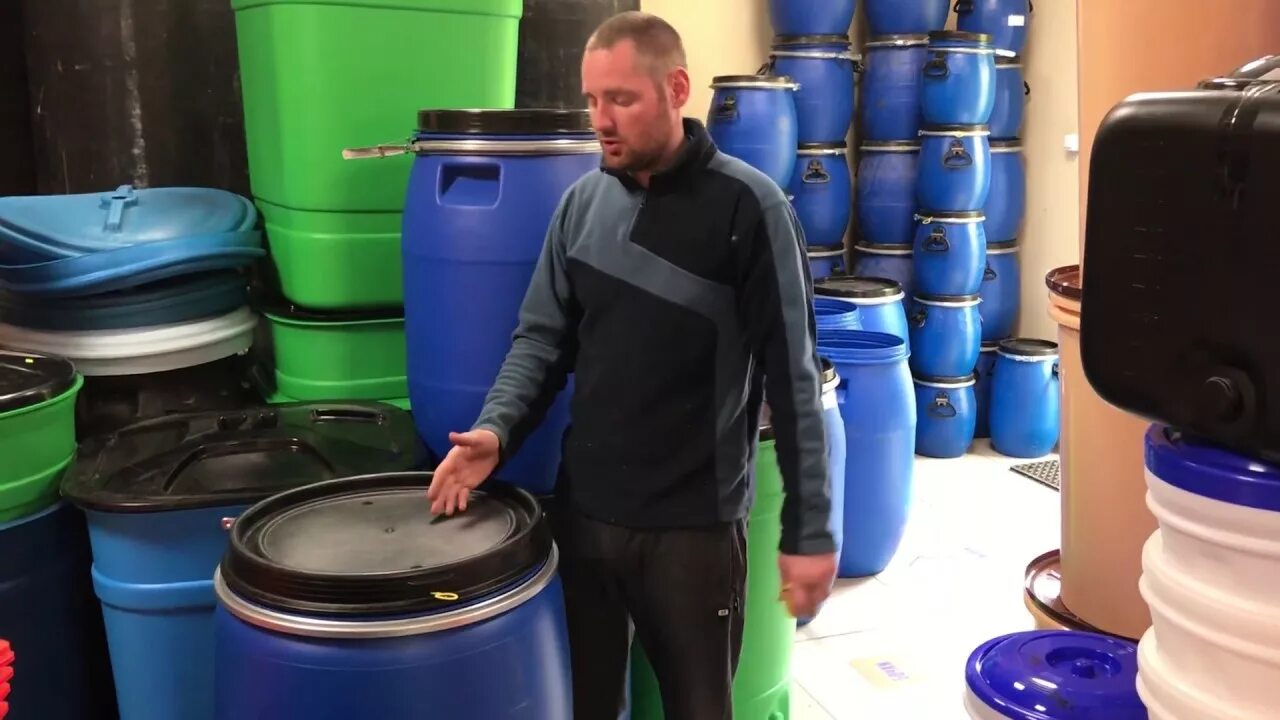 бочки пластиковые. бочка 227 л синяя. бочка 227 л синяя. бочка для воды пластиковая 200л. габариты бочки 220л пластик.