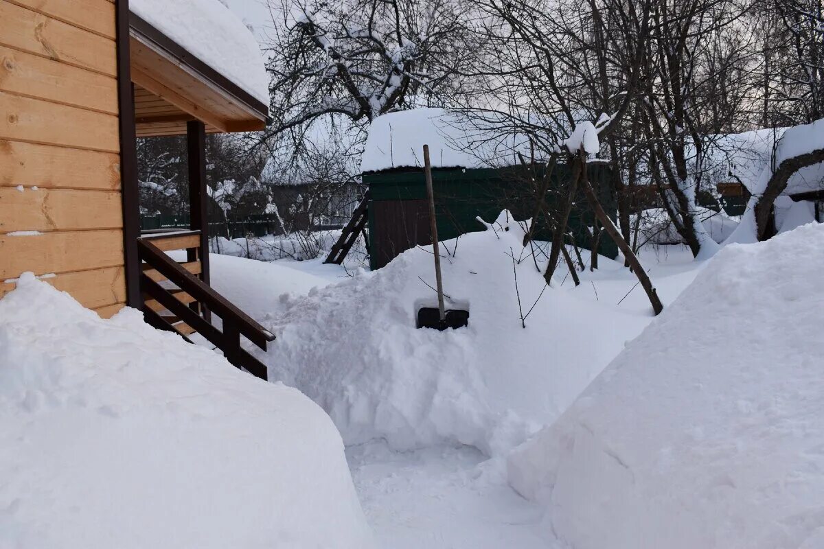 Расчистка дорог от снега в деревне. Расчистка снега в снт. Снт зимой. Снт электромашина. Сугробы в частном секторе.