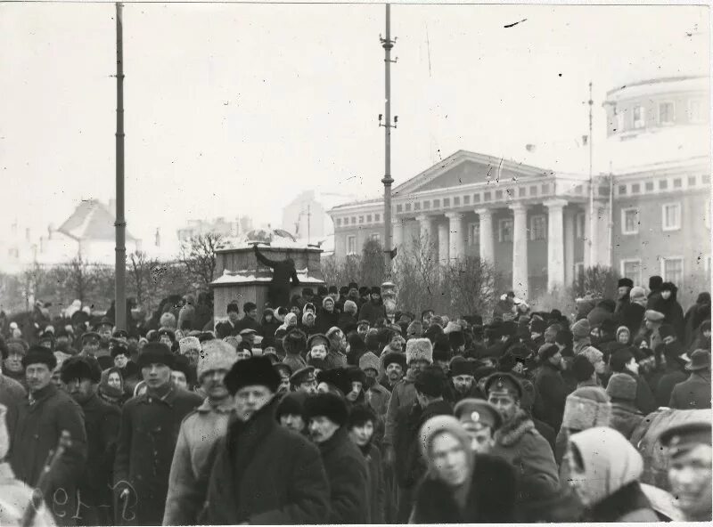 Таврический дворец революция 1917. Таврический дворец в Петербурге февраль 1917. Таврический дворец февраль 1917 года. Петроград февраль 1917. Государственная дума февральская революция