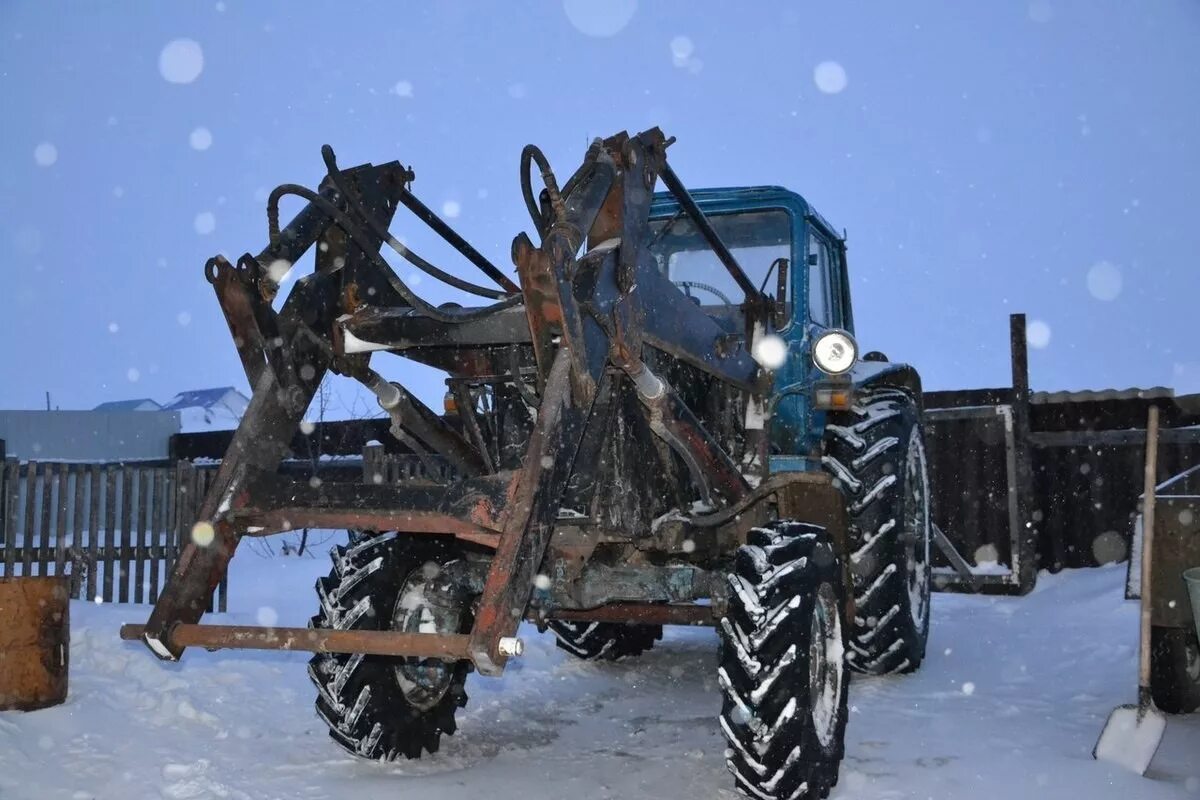 Купить мтз 82 в челябинской области. Т82 трактор с куном. Трактор с куном МТЗ 80 82. Трактор МТЗ 82 С куном. Трактор МТЗ 80 С куном.