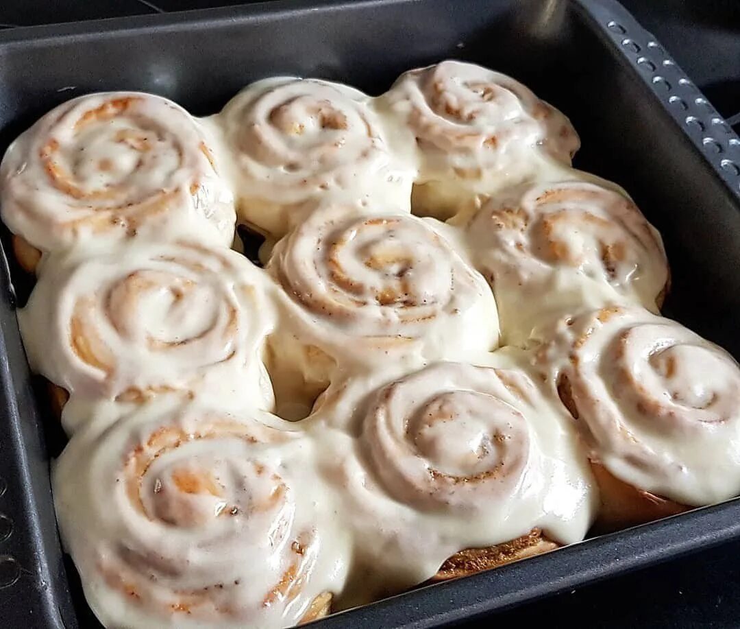 Булочки сливочные в духовке. Cinnabon булочки. Синабоновские булочки. Французские булочки синабон. Булочки с корицей синабон.