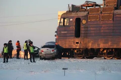 Столкновение поезда с машиной на переезде вчера