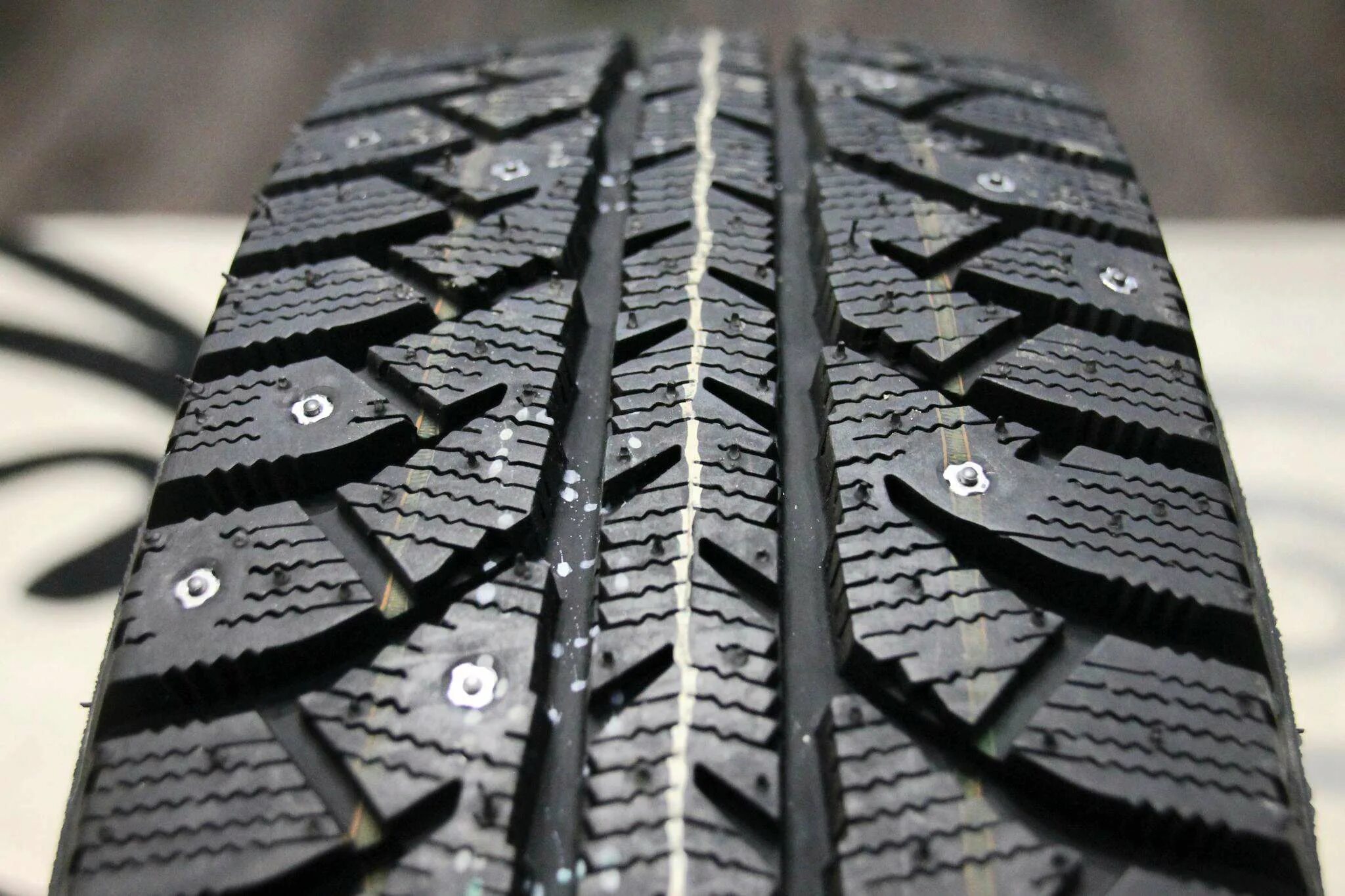 Резина бриджстоун r13. Bridgestone Ice Cruiser 7000s 175/70 r13 82t зимняя шипованная. Бриджстоун зимние шины р 13 7000 шипованные. Bridgestone Ice Cruiser 7000s 225/60 r17 99t. Бриджстоун айс Крузер 7000s 175 70 r13.