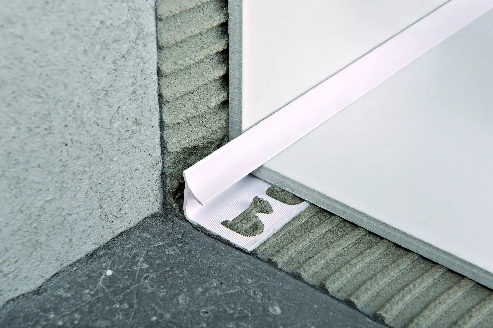 место стыка стен. стык обоев и потолка. шпаклевание углов с серпянкой. армирование углов гипсокартона. промерзшие стены углы в квартире.