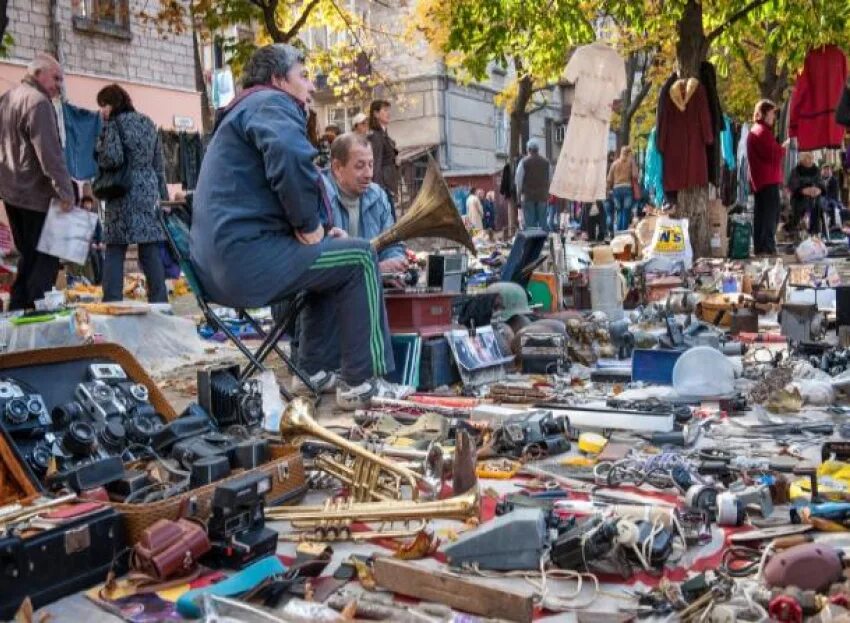 Блошиный рынок большой. Блошиный рынок в Молдове. Блошиный рынок в Москве. Блошиный рынок английский. Блошиный рынок в Кишиневе.