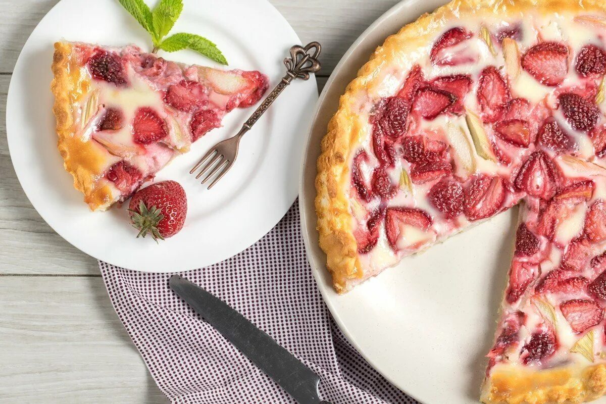 Песочный пирог с ягодами и сметанной. Сметанник пирог песочный. Постный ягодный пирог. Песочный пирог с ягодами и сметанной. Пирог со сметанной заливкой.