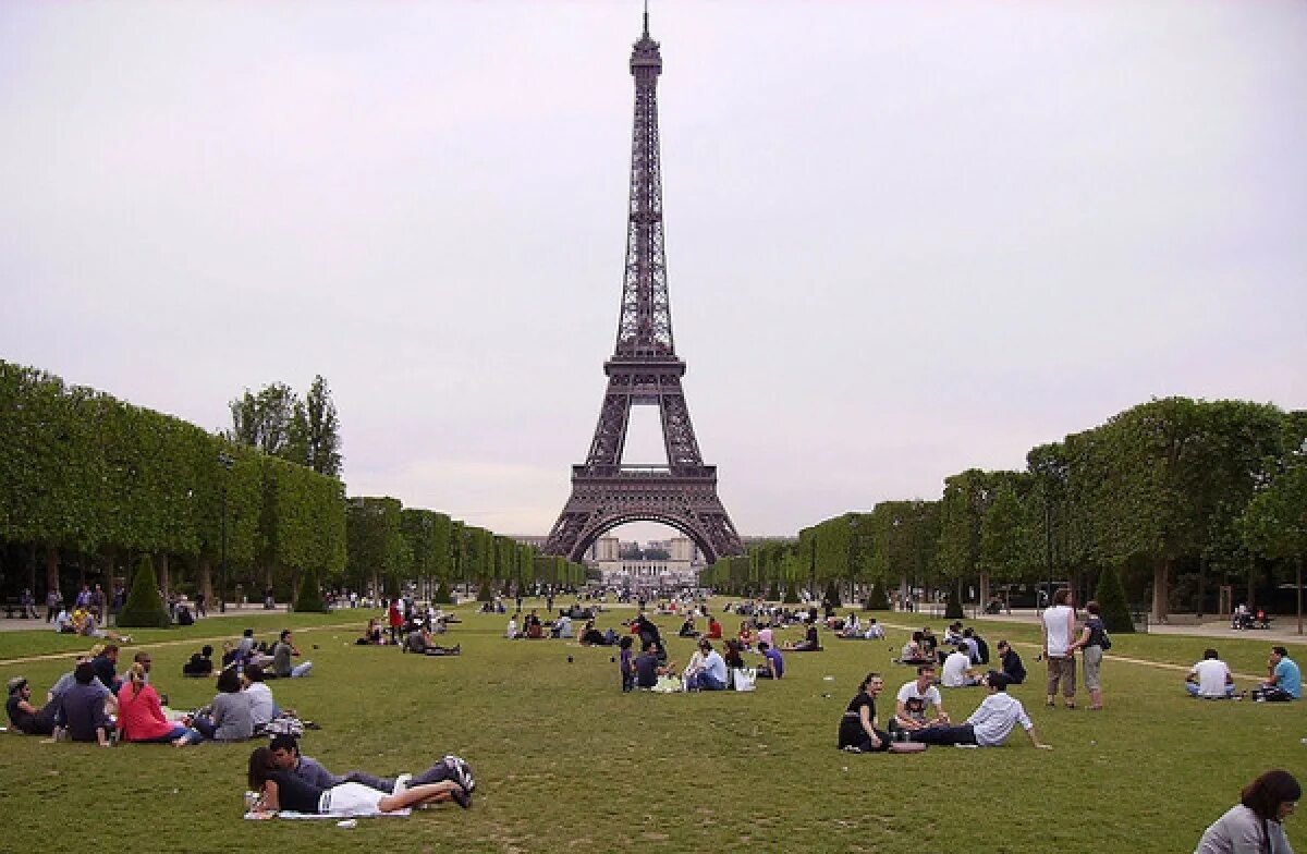 Как видели себя французы. Франция люди. Население Парижа. Франция и французы. Туристы во Франции.