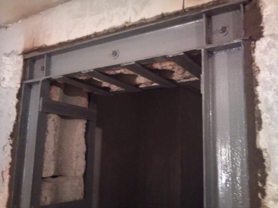 установка дверного проема в стене. установка дверного проема в стене. дверь в несущей стене. пробивка дверного проема 2000 мм. пробивка проемов в железобетонных стенах 400.