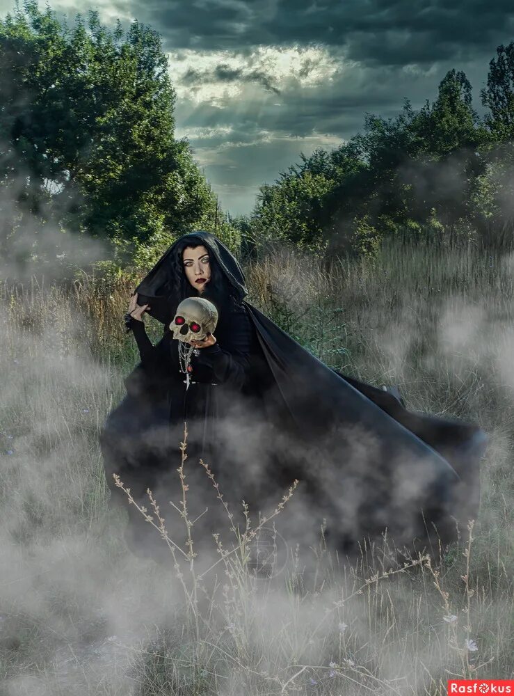 Украинская ведьма алтея. Ведьма фотосессия. Фотопроект ведьма. Фотосессия ведьма в лесу. Ведунья фотосессия.