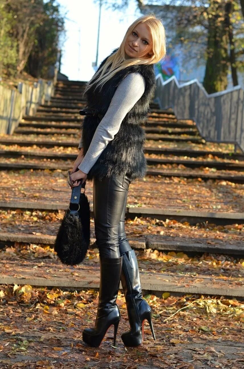 Девушки в ботильонах. Девушки в ботильонах. Красивые девушки в юбках. Кожаные брюки и ботильоны. Девушка в ботильонах на каблуке.