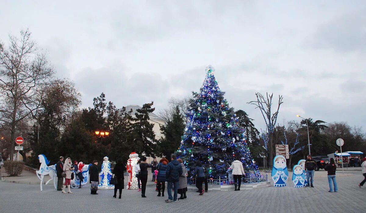 елка в евпатории 2020. евпатория елка 2022. елка в евпатории на площади 2022. новогодняя елка евпатория. евпатория крым зимой.