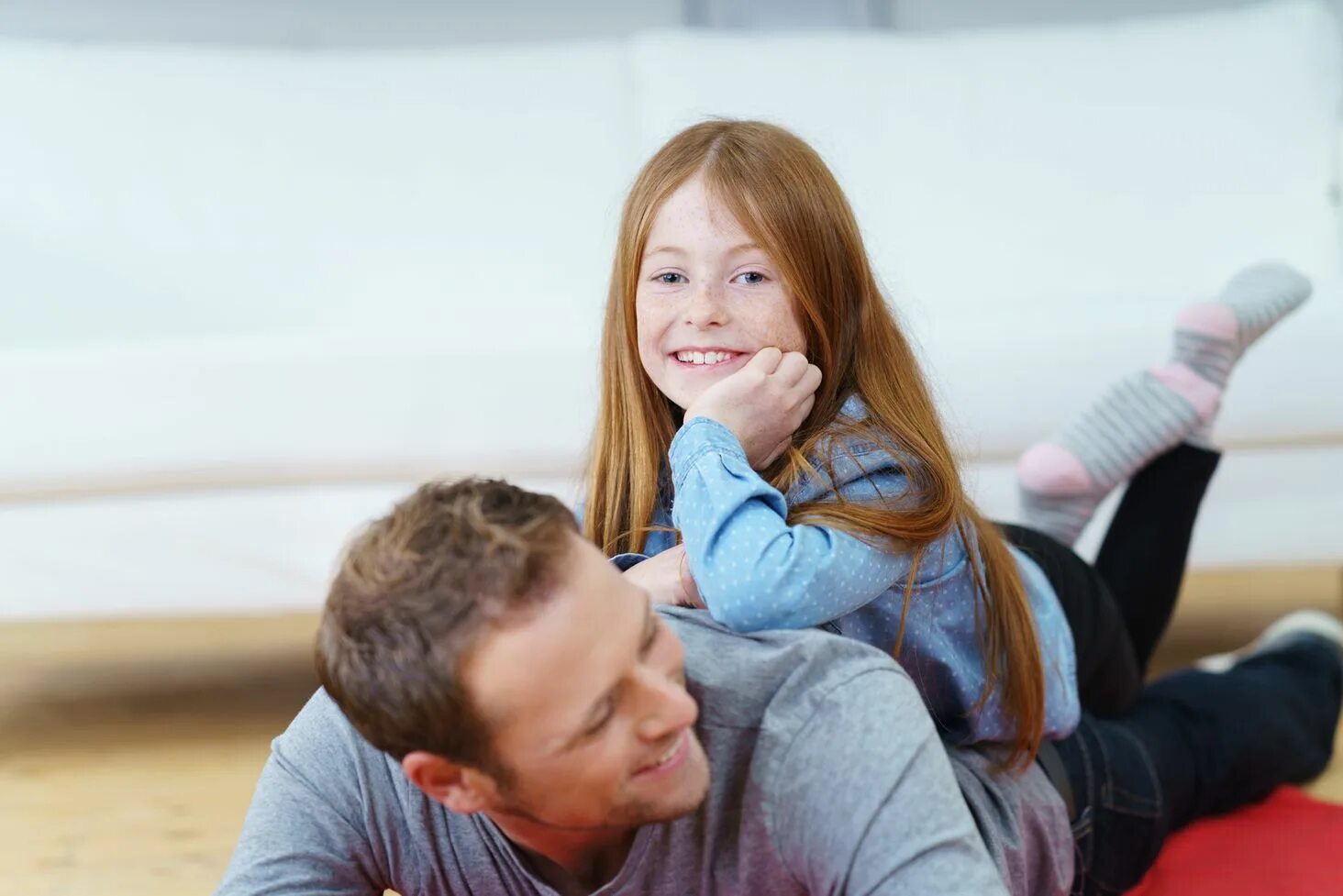 Папа читает сказку. Воспитанный ребенок. Дядя с маленькой девочкой. Девочка на руках отца. Взрослые дяди и девочки.