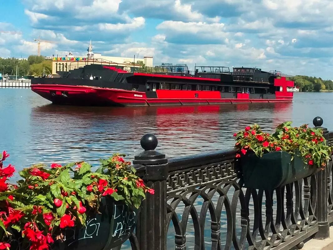 Пароход москва цена. Теплоход «Рио-1 Loft Boat». Loft Boat теплоход. Рио-1 теплоход Москва. Баржа Рио 1.