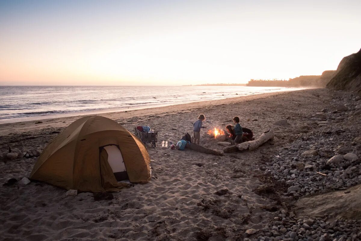 Нельзя привязываться к людям всем сердцем. Современные цитаты. Все время работа когда жить. Все время работа когда жить. Не работаешь жить не на что.