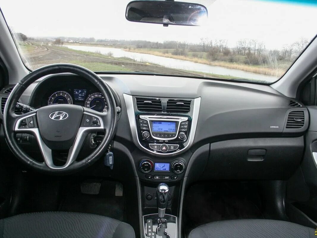 Купить солярис в салоне. Hyundai Solaris 2013 салон. Hyundai Solaris 2013 хэтчбек салон. Hyundai Solaris 2011 Interior. Hyundai Solaris 2010 салон.