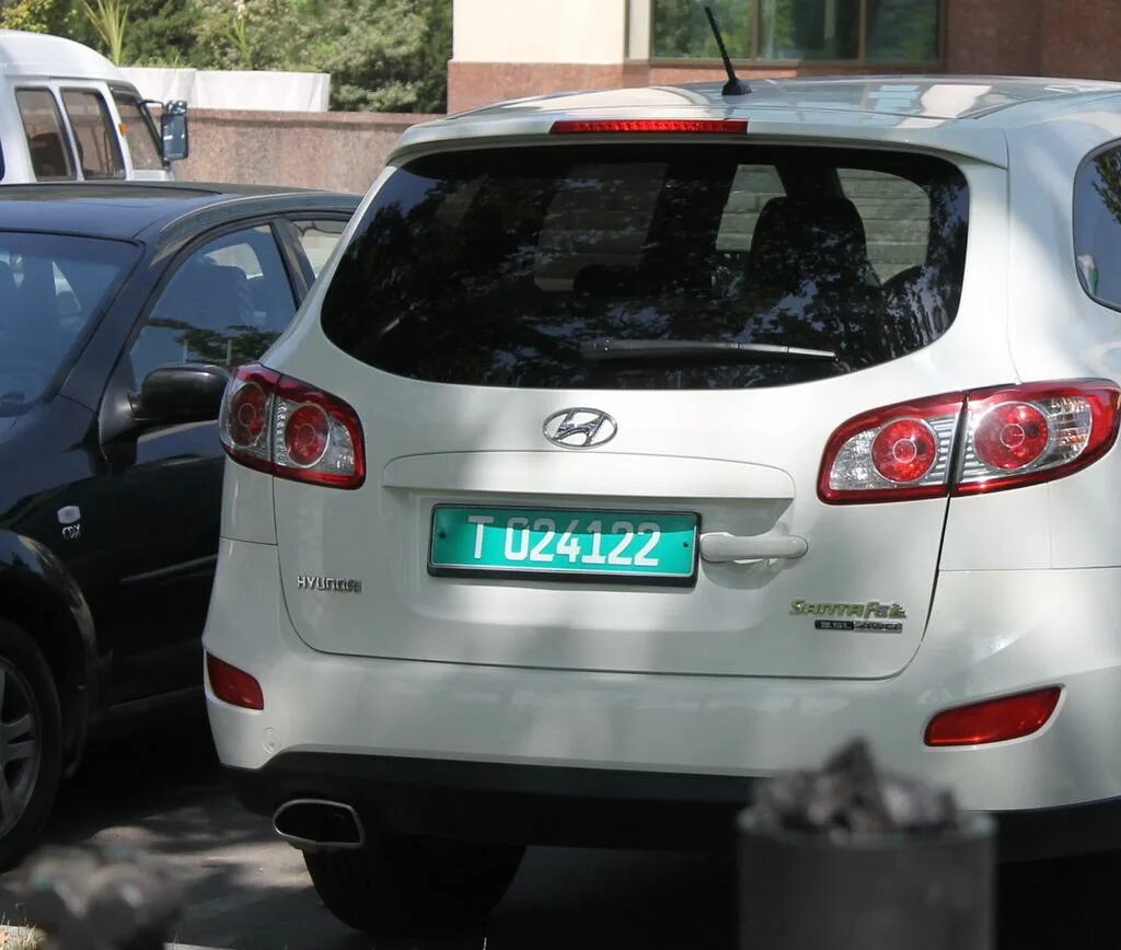 зеленые номера. номерные знаки беларуси. автомобильные номера зеленого цвета. зеленые автомобильные номера. зеленый номерной знак автомобиля.