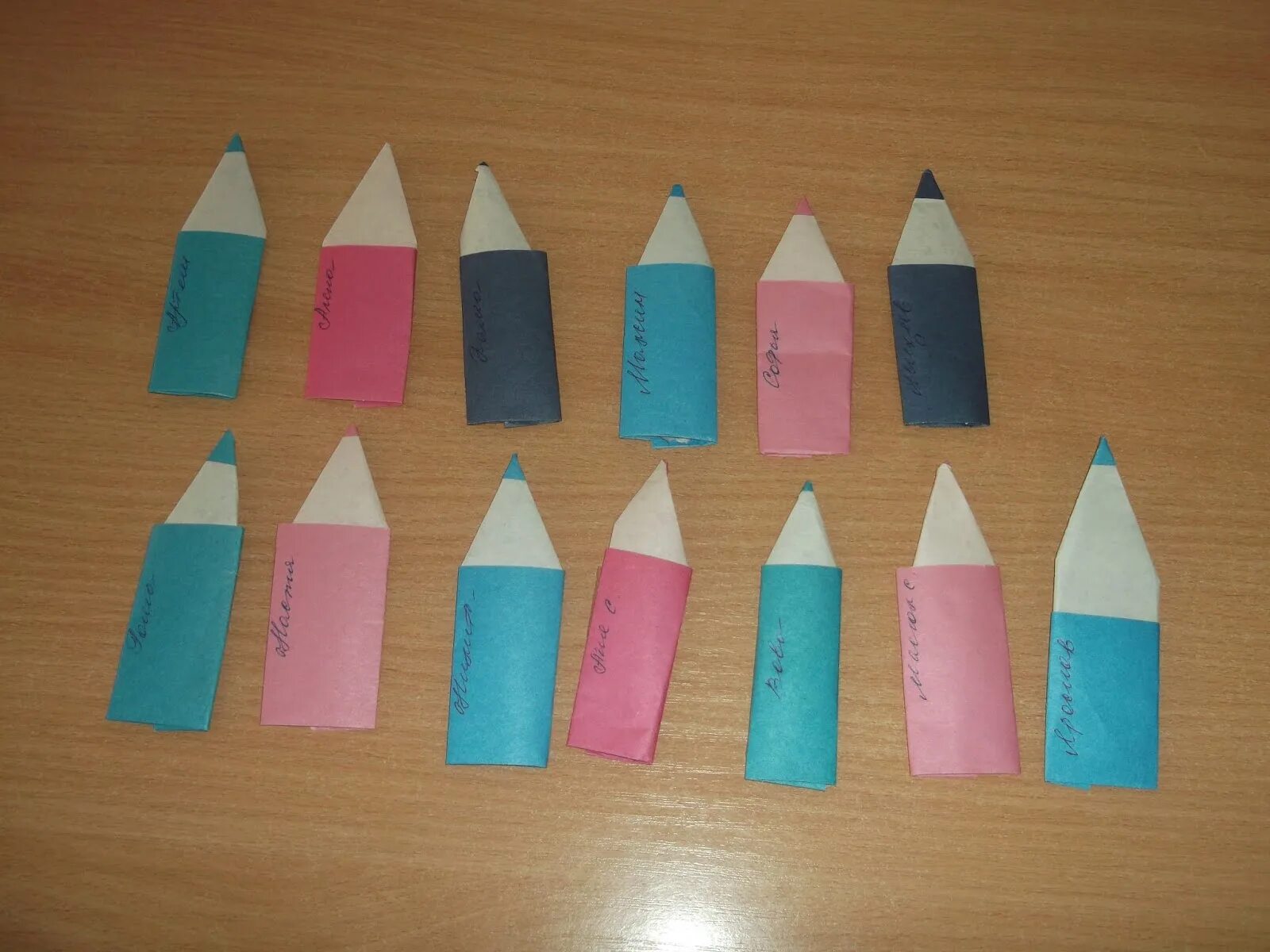 закладка карандаш. оригами карандаш закладка. оригами карандаш закладка. закладка карандаш из цветной бумаги пошагово. закладки из бумаги схемы.