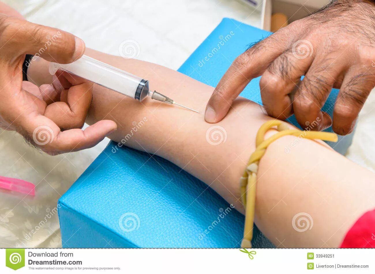 Забор крови из пальца инсулиновым шприцем. Забор крови вакутейнером. Врач принимающий кровь