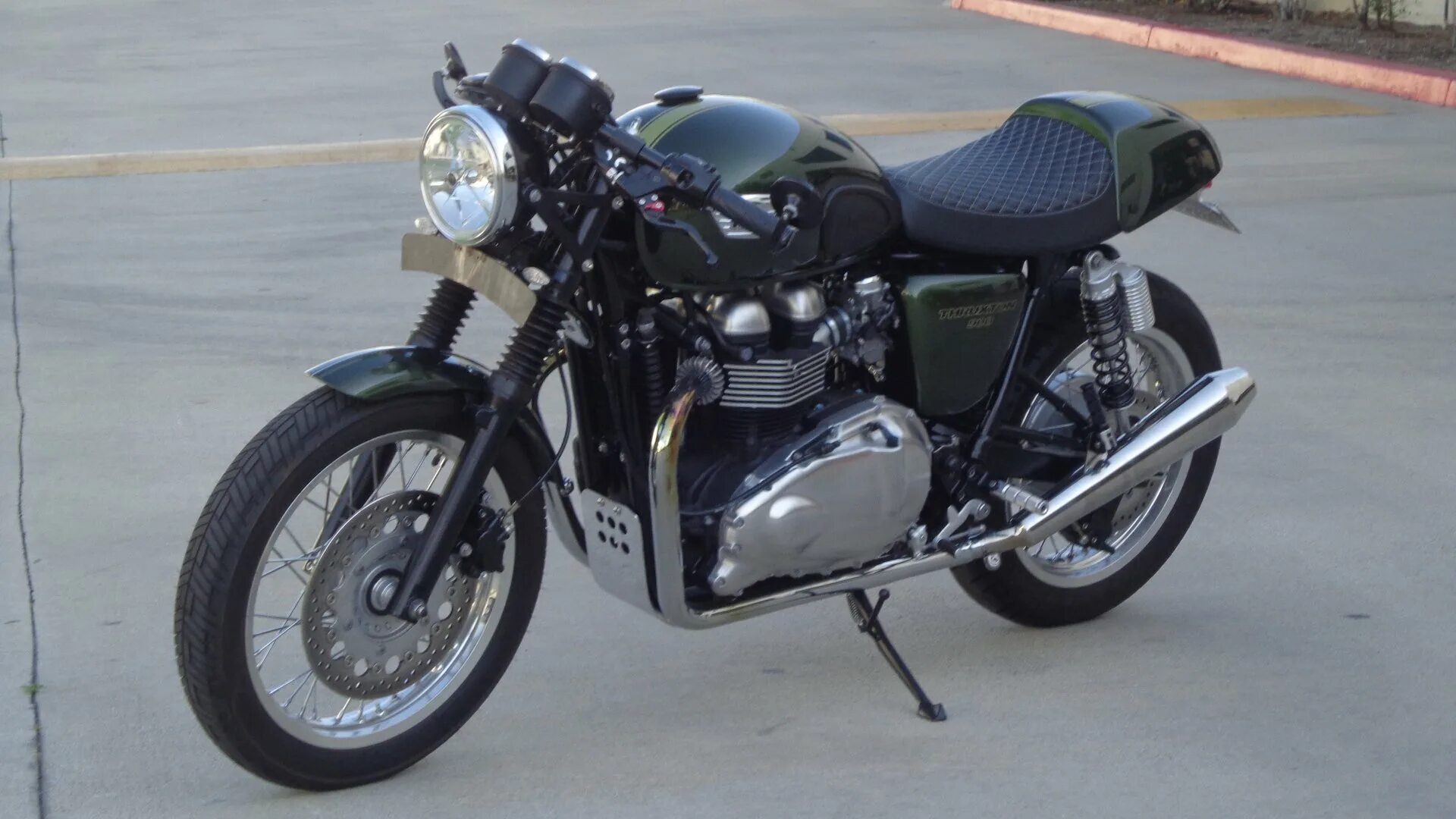 Мотоцикл марио касаса в фильме. Фильм три метра над уровнем 3. Марио касас на мотоцикле. Мотоцикл из три метра над уровнем. Triumph thruxton 2012.