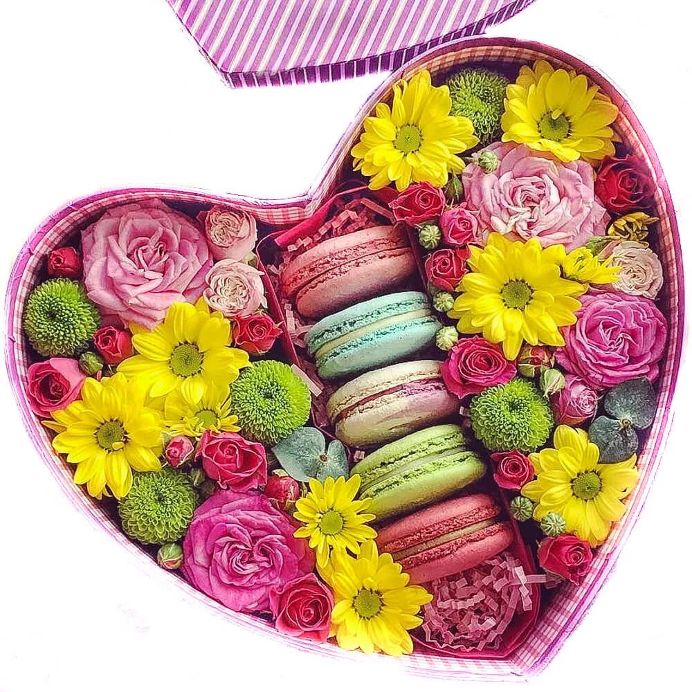 Солнечный комплимент. Букет цветы и макарони. Подарочные коробки с цветами. Цветы в коробке сердце. Коробка с цветами и макарони.
