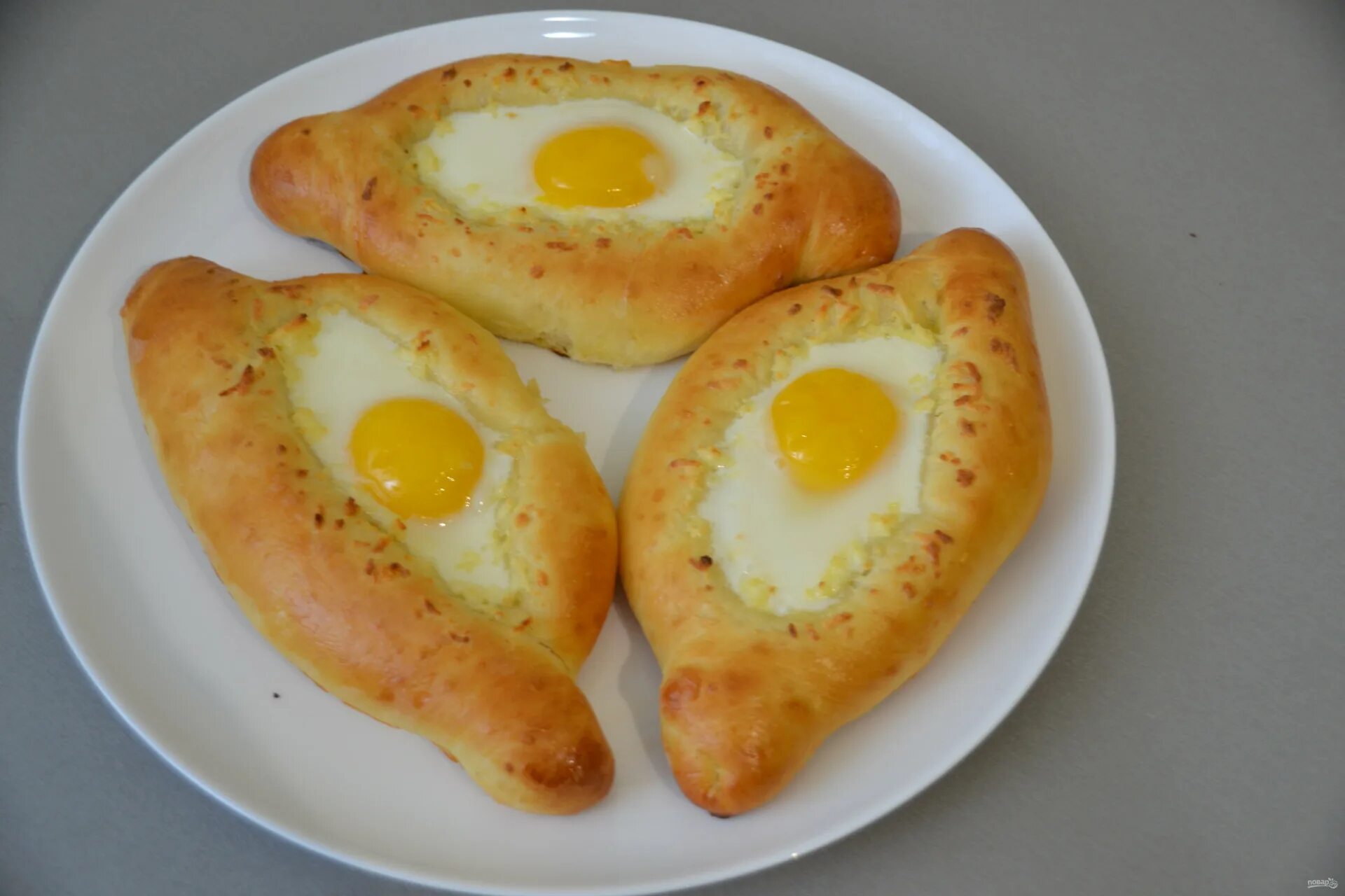 Хачапури с адыгейским сыром. Хачапури по адыгейски. Блин хачапури теремок. Хачапури с адыгейским. Хачапури с адыгейским.