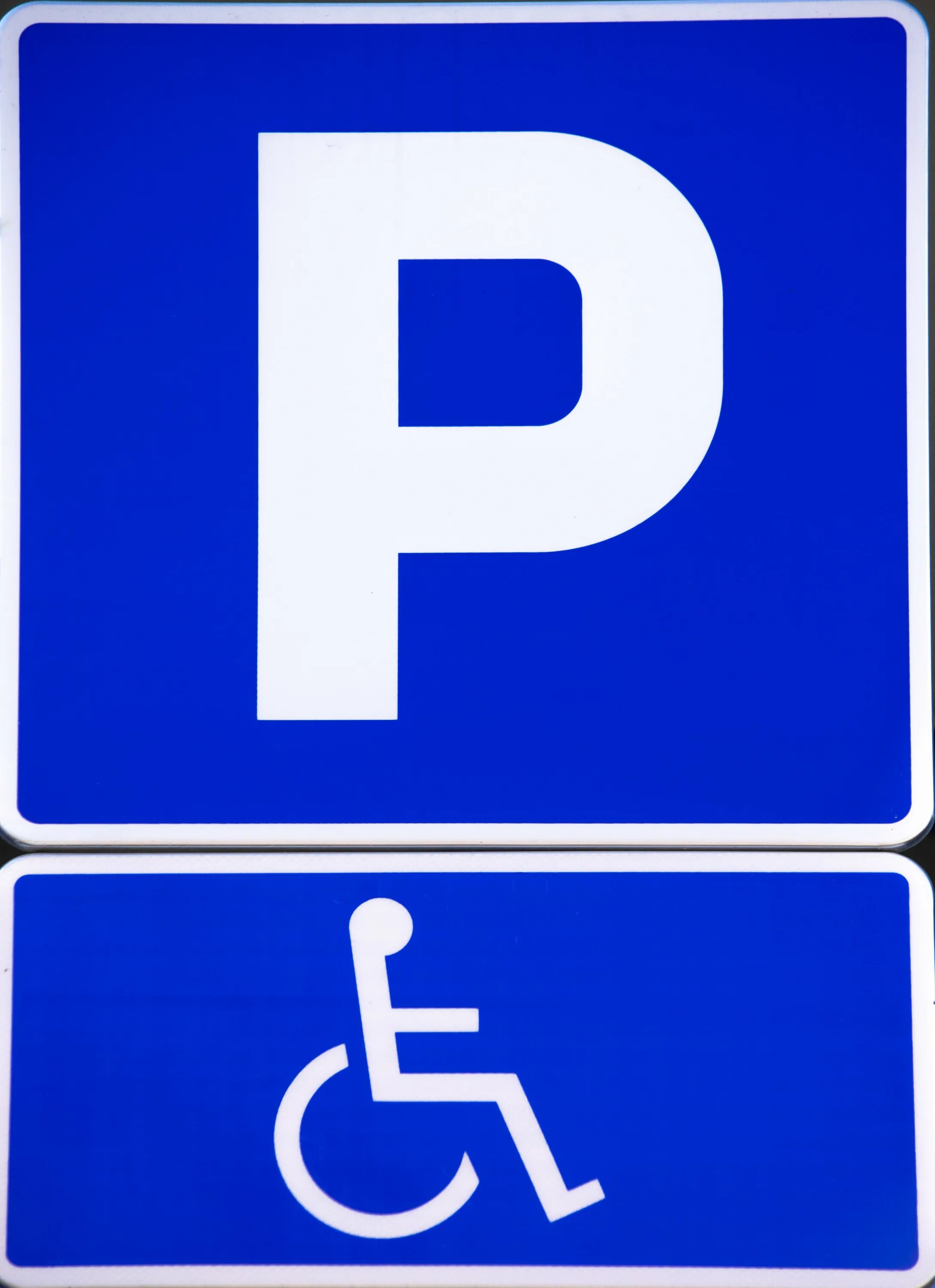 Парковка для инвалидов какой знак. Знак парковка для инвалидов. Табличка парковка для инвалидов. Знак автостоянки для инвалидов. Знак стоянки инвалидной коляски.