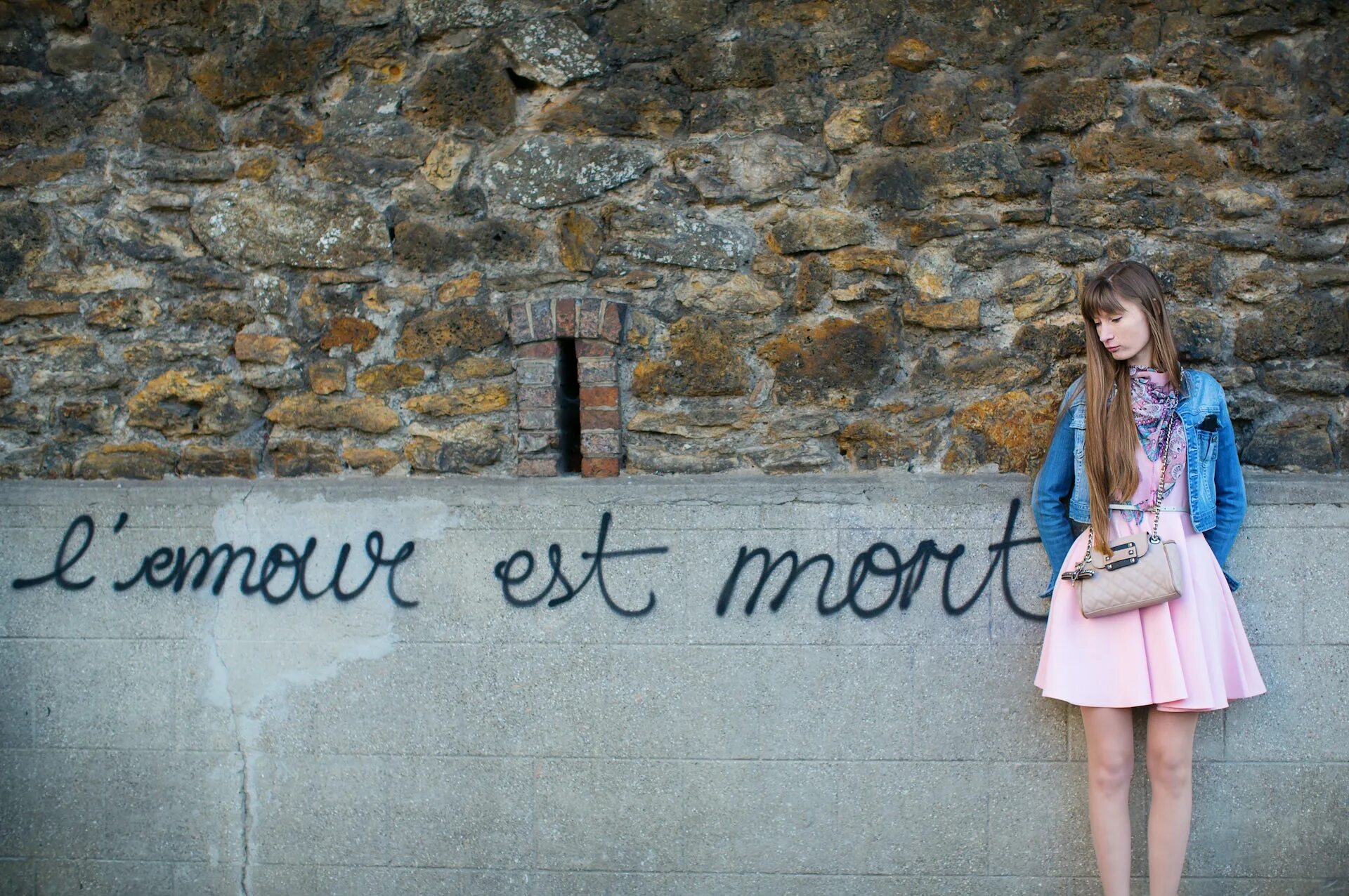 Mary speak french well. Девушка возле стены. Sad girls надпись. Фотосессия у исписанные стены. Надпись на стене девушка рядом.