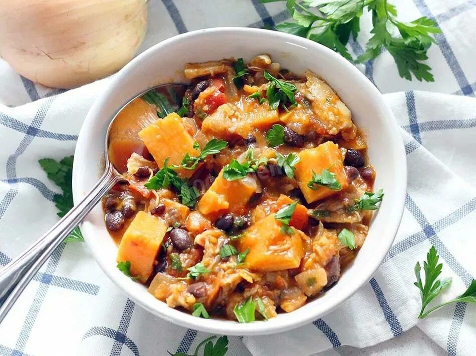 Овощное рагу с мясом и кабачками. Бататовое рагу. куриное филе рагу. овощное рагу с куриной грудкой. фасолевое овощное рагу.