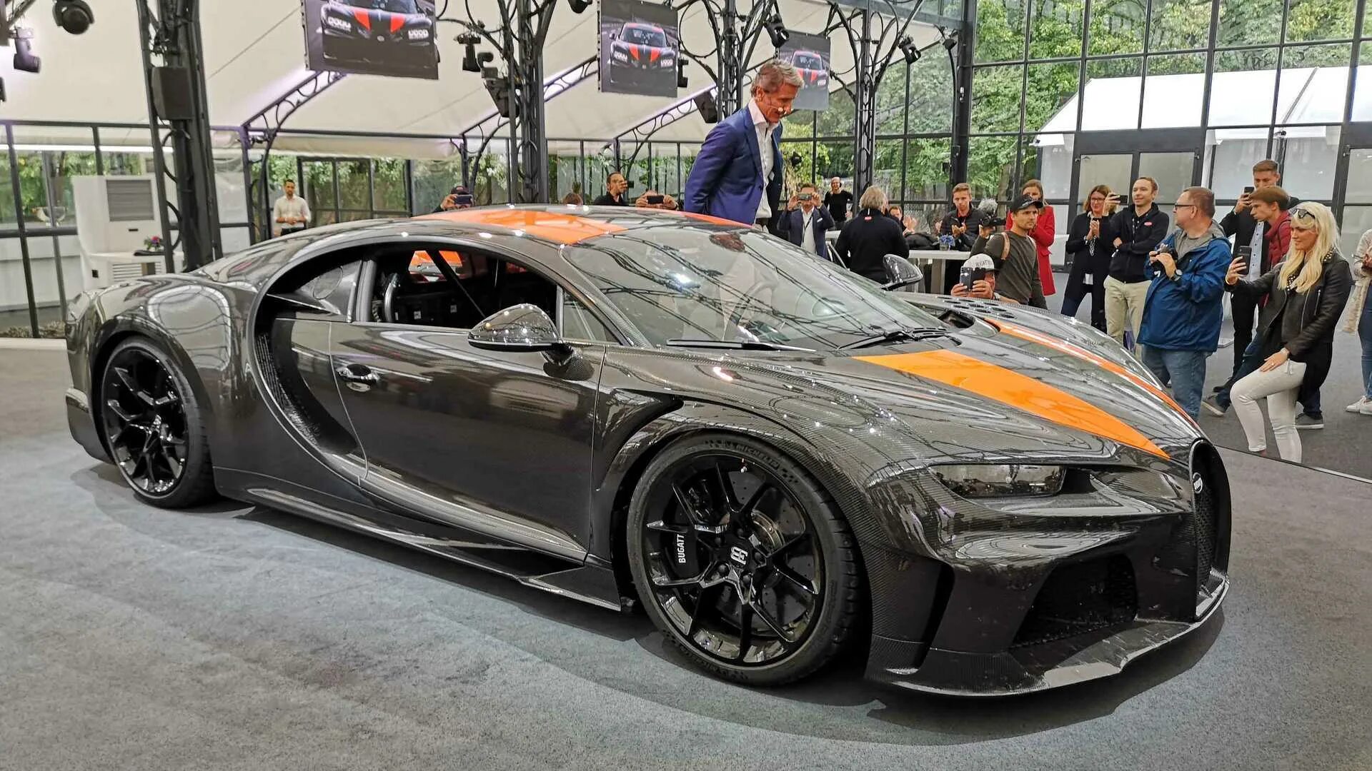 Сколько стоит спорт в блэк. Bugatti Chiron Sport 300. Chiron super Sport 300+. Bugatti Chiron super Sport 300+. Bugatti CHINOR super Sport 300.