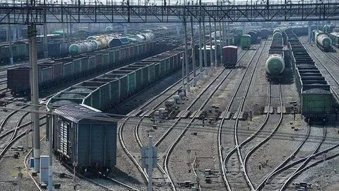 Порожний грузовой поезд