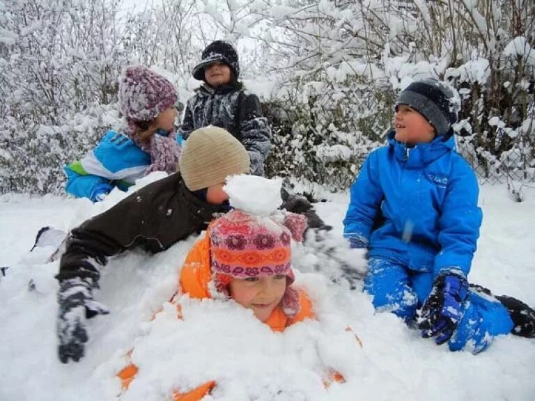 Зимние забавы на свежем воздухе. Зимние игры на свежем воздухе. Дети играют зимой. Зимние игры для детей на улице.