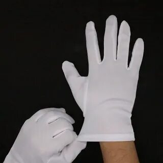 Надевает белые перчатки