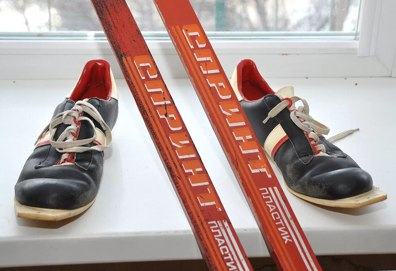 Купить лыжи с ботинками взрослые. Лыжные ботинки 80-х. Лыжные крепления СССР. Лыжные ботинки 1975 года. Лыжные ботинки 1990.